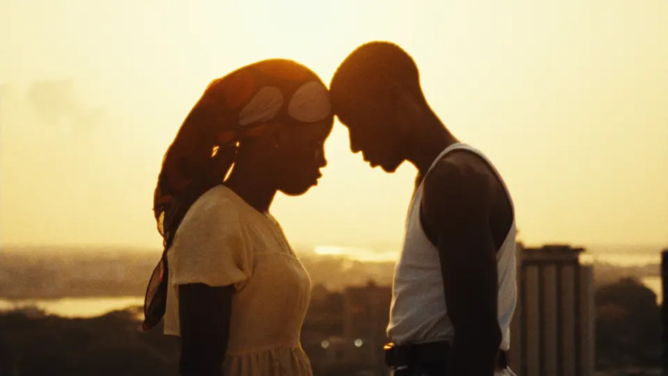 Image du clip Mali Spirit : un couple front contre front au-dessus de la ville, au couchant