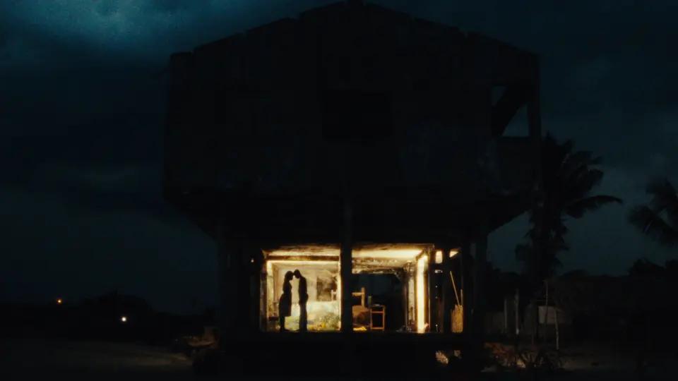 Image du clip Mali Spirit : une maison dans la nuit, une fenêtre éclairée où danse un couple