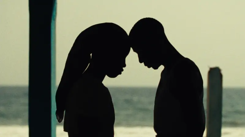 Deux silhouettes front contre front devant la mer