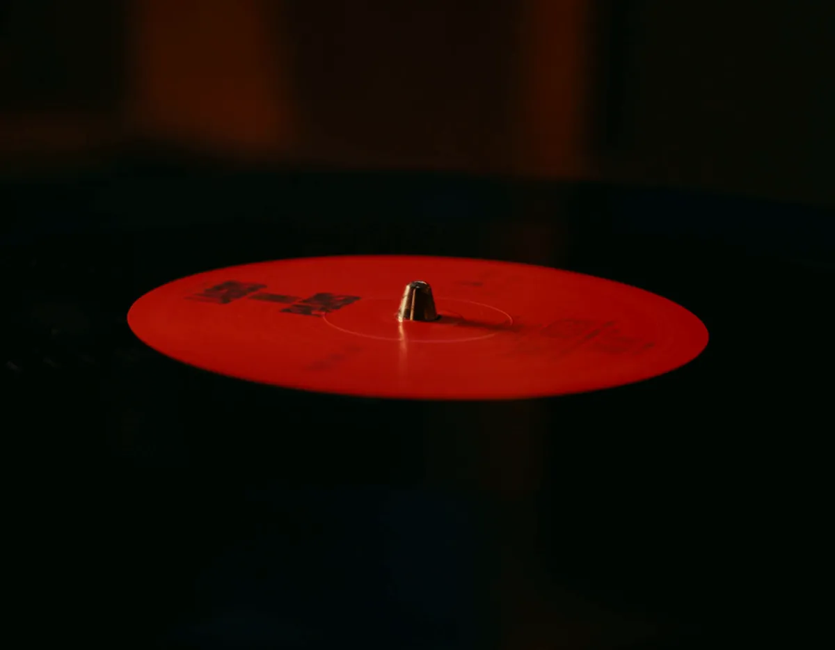 Le macaron orange de la face B, en gros plan sur la platine