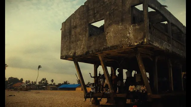 Image du clip Afro G Western : un bâtiment sur pilotis au bord d'une plage